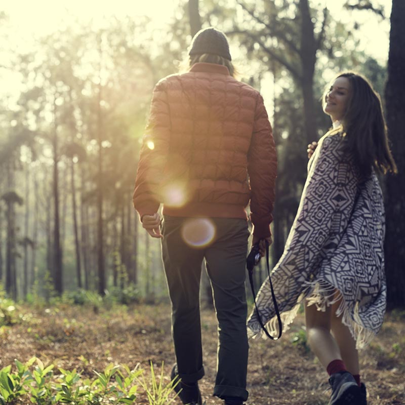 Pareja caminando por el bosque