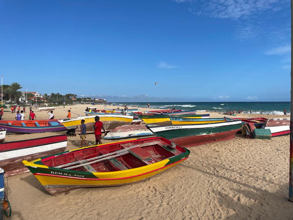 Peñeros apilados en la playa