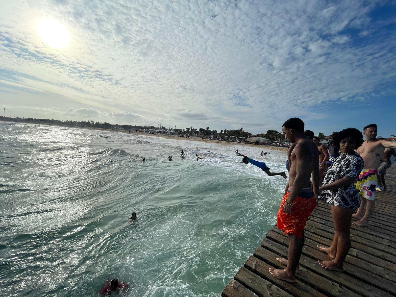 Personas saltando al mar desde muelle