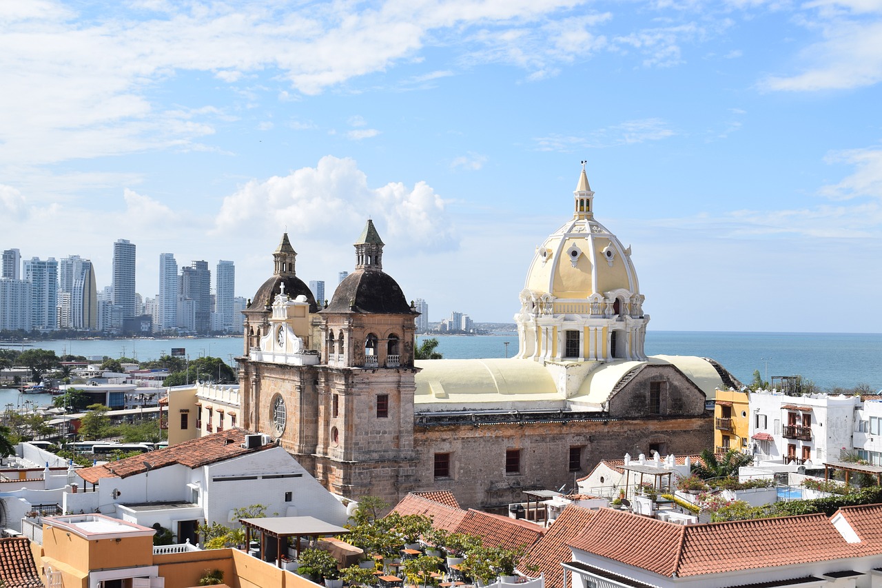 Fotografía aérea de iglesia con skyline detrás