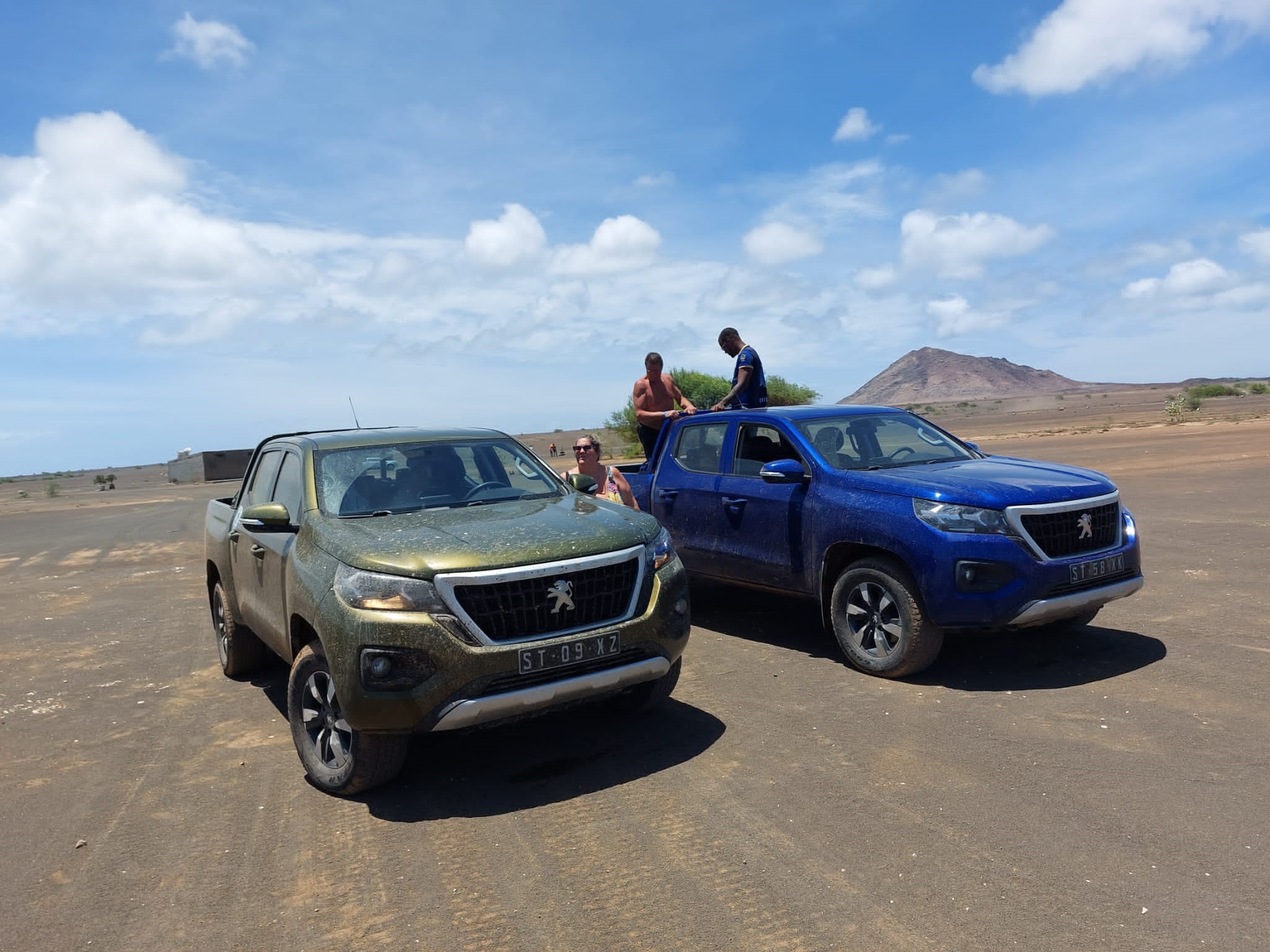 Dos coches en medio de reserva